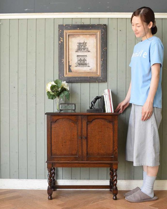 アンティークのキャビネット　アンティーク家具　どこでも置けるミニサイズのカップボード、イギリスのアンティーク家具。落ち着いた英国アンティークの雰囲気漂うキャビネットコンパクトなサイズですが、英国らしい落ち着いた雰囲気。(q-1145-f)