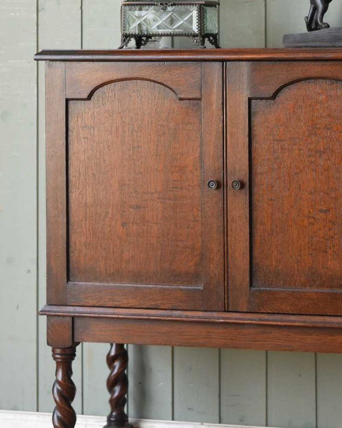 アンティークのキャビネット　アンティーク家具　どこでも置けるミニサイズのカップボード、イギリスのアンティーク家具。キレイに修復しましたこのタイプの修復には自信があります！専門の職人がしっかりお直ししたので安心してお使い下さい。(q-1145-f)