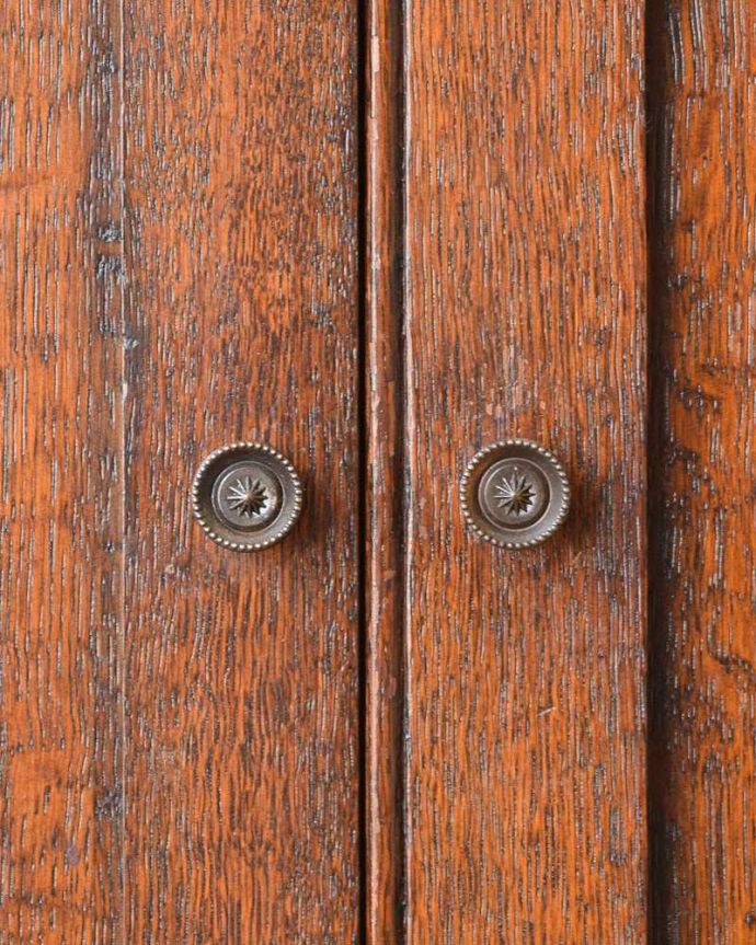 アンティークのキャビネット　アンティーク家具　どこでも置けるミニサイズのカップボード、イギリスのアンティーク家具。開ける度にワクワク･･･取っ手もアンティークらしいデザイン。(q-1145-f)