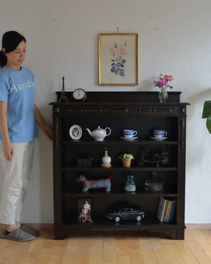 アンティークのキャビネット　アンティーク家具　こげ茶色の英国アンティーク家具、４段のオープン棚のブックシェルフ（本棚）。オープンタイプだから、なんでも便利に収納しちゃおう！扉がないから、気軽に収納したいものがある場所に置くと便利。(q-1147-f)