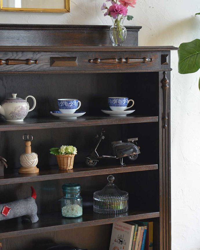 アンティークのキャビネット　アンティーク家具　こげ茶色の英国アンティーク家具、４段のオープン棚のブックシェルフ（本棚）。たっぷり収納出来るだけじゃないんです。(q-1147-f)