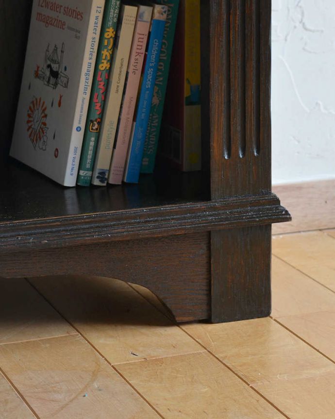 アンティークのキャビネット　アンティーク家具　こげ茶色の英国アンティーク家具、４段のオープン棚のブックシェルフ（本棚）。女性1人でラクラク運べちゃう仕掛けHandleのアンティークは、脚の裏にフェルトキーパーをお付けしています。(q-1147-f)