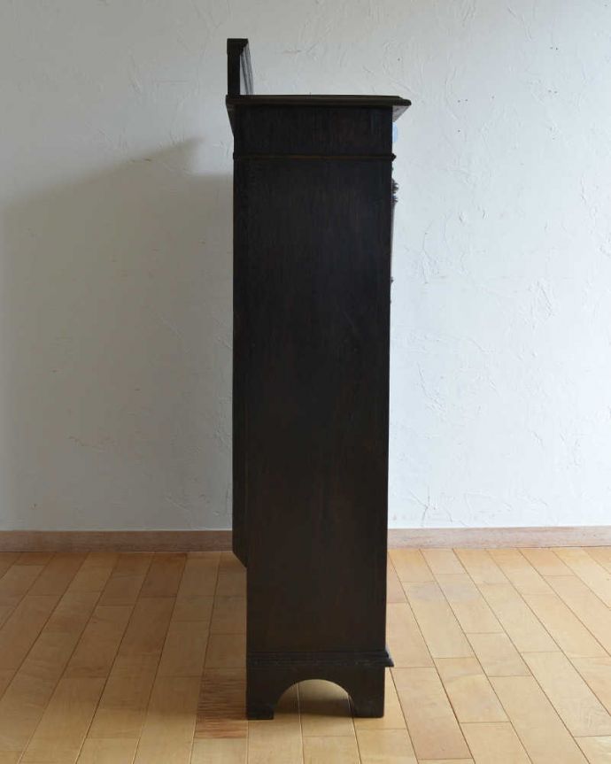 アンティークのキャビネット　アンティーク家具　こげ茶色の英国アンティーク家具、４段のオープン棚のブックシェルフ（本棚）。横から見てもステキ横から見るとこんな感じ。(q-1147-f)