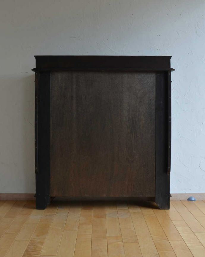 アンティークのキャビネット　アンティーク家具　こげ茶色の英国アンティーク家具、４段のオープン棚のブックシェルフ（本棚）。修復したので後姿もキレイですアンティークは新品ではないので、もちろん経年変化によるキズはありますが、専門の職人がキレイに修復したので、後ろ姿もキレイです。(q-1147-f)