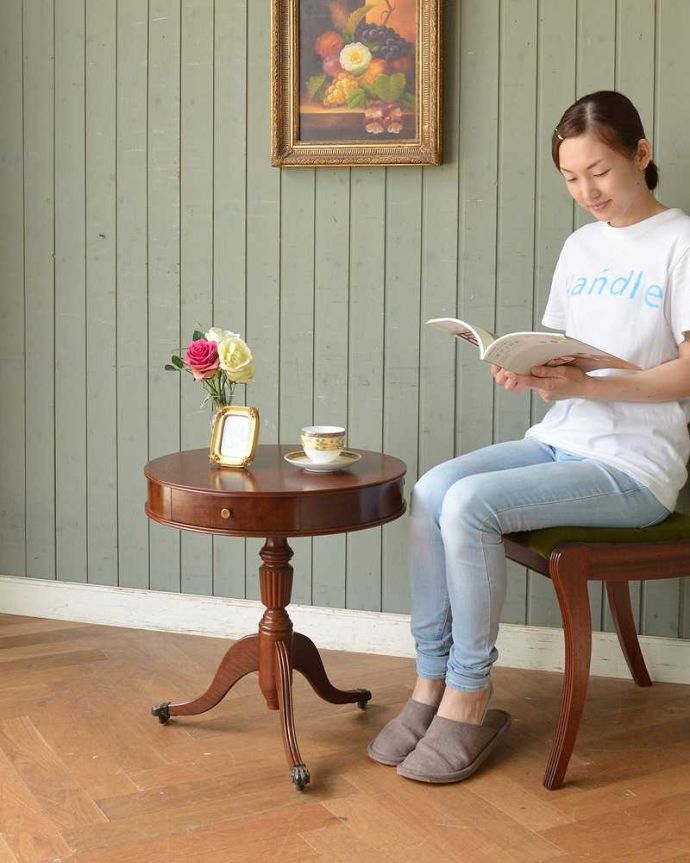 アンティークのテーブル アンティーク家具 象嵌が美しい英国アンティークの家具、引き出し付きのテーブル(ドラムテーブル)。丸い形が特長の小さなアンティークテーブル英国アンティークらしい美しいデザインのドラムテーブル。(q-1148-f)