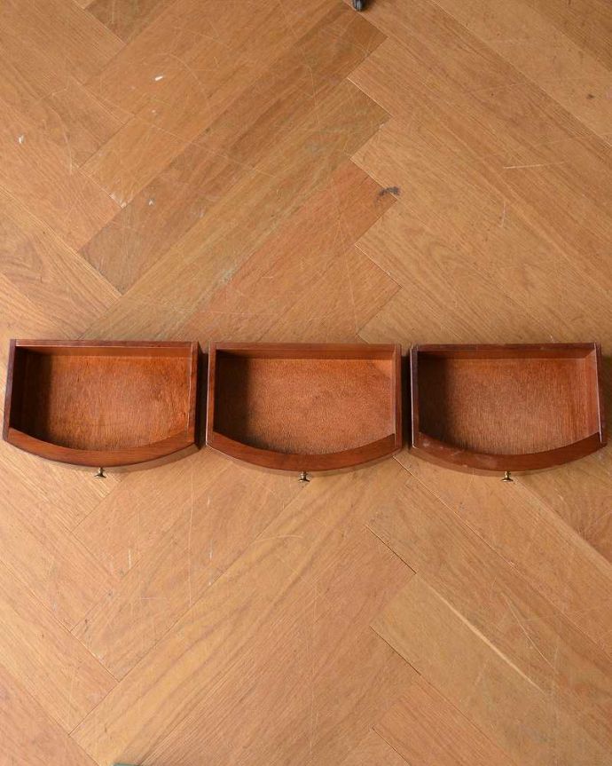 アンティークのテーブル アンティーク家具 象嵌が美しい英国アンティークの家具、引き出し付きのテーブル(ドラムテーブル)。キレイに修復したので、何を入れてもOK!もちろん引き出しの中も職人さんがキレイに直しました。(q-1148-f)