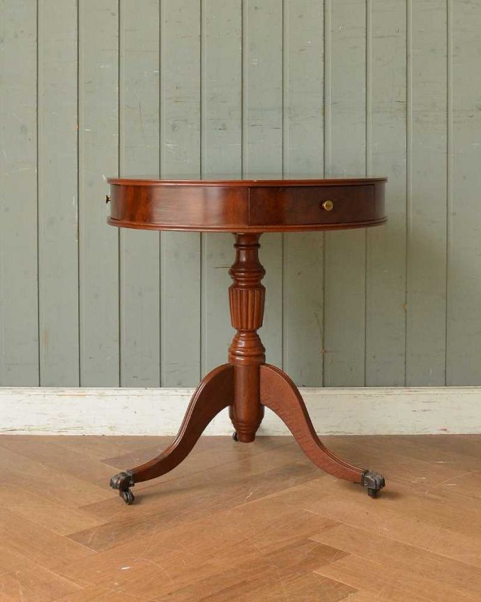 アンティークのテーブル アンティーク家具 象嵌が美しい英国アンティークの家具、引き出し付きのテーブル(ドラムテーブル)。しっかり修復しました!アンティークは新品ではないので、もちろん経年変化によるキズはありますが、専門の職人がしっかり修復してあるのでキレイです。(q-1148-f)