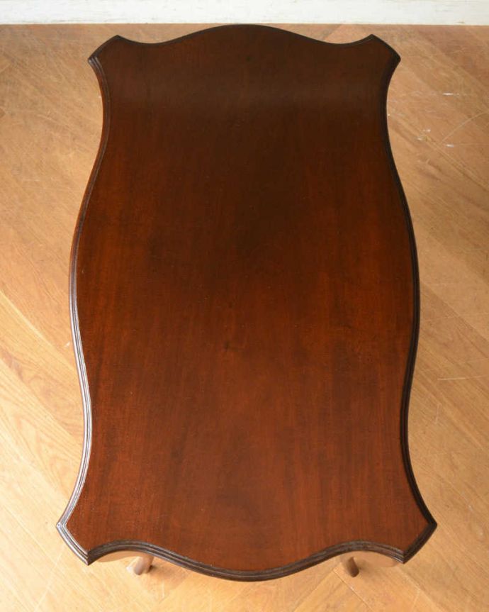 アンティークのテーブル　アンティーク家具　アンティークのマホガニー材英国家具、脚の透かし彫りが美しいオケージョナルテーブル 。いろいろ便利に使えます。(q-1149-f)