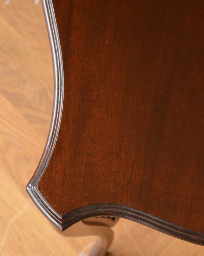 アンティークのテーブル　アンティーク家具　アンティークのマホガニー材英国家具、脚の透かし彫りが美しいオケージョナルテーブル 。天板の周りのデザインもステキ天板の周りのカッティングも美しいんです。(q-1149-f)