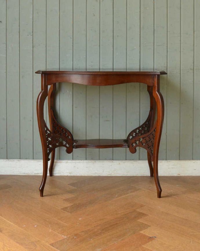 アンティークのテーブル　アンティーク家具　アンティークのマホガニー材英国家具、脚の透かし彫りが美しいオケージョナルテーブル 。こちら側も、もちろんキレイです！アンティークは新品ではないので、もちろん経年変化によるキズはありますが、専門の職人がキレイにお直しをしているので、後ろ姿までキレイです。(q-1149-f)