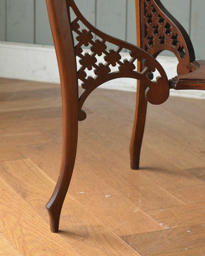 アンティークのテーブル　アンティーク家具　アンティークのマホガニー材英国家具、脚の透かし彫りが美しいオケージョナルテーブル 。持ち上げなくても移動できます！Handleのアンティークは、脚の裏にフェルトキーパーをお付けしていますので、床を滑らせてれば移動が簡単です。(q-1149-f)