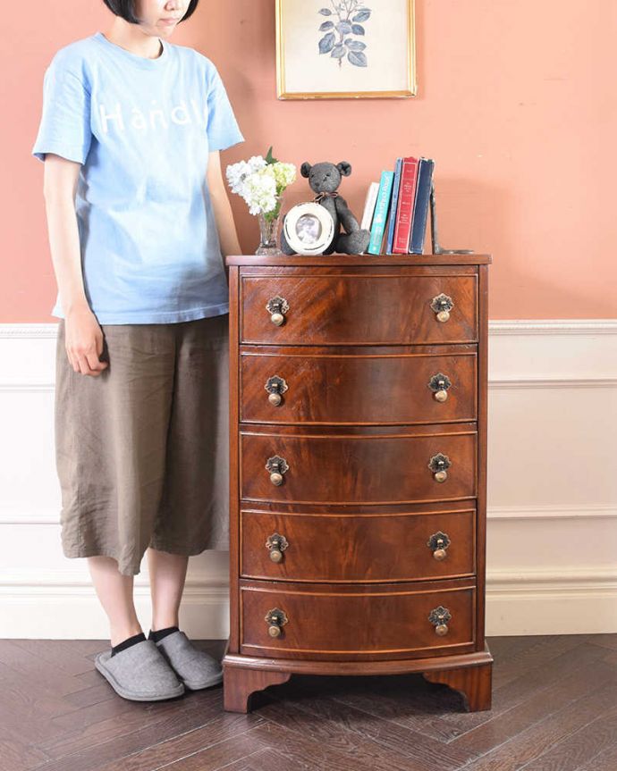 アンティークのチェスト　アンティーク家具　木目の美しさを楽しめる英国アンティーク、マホガニー材のチェストオブドロワーズ。大人の雰囲気漂う人気の英国チェストとにかく人気のあるデザイン。(q-1151-f)
