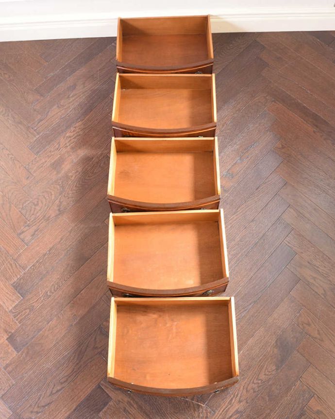 アンティークのチェスト　アンティーク家具　木目の美しさを楽しめる英国アンティーク、マホガニー材のチェストオブドロワーズ。キレイに修復しましたお洋服を入れてもいいように、引き出しの中も職人がキレイに修復しました。(q-1151-f)