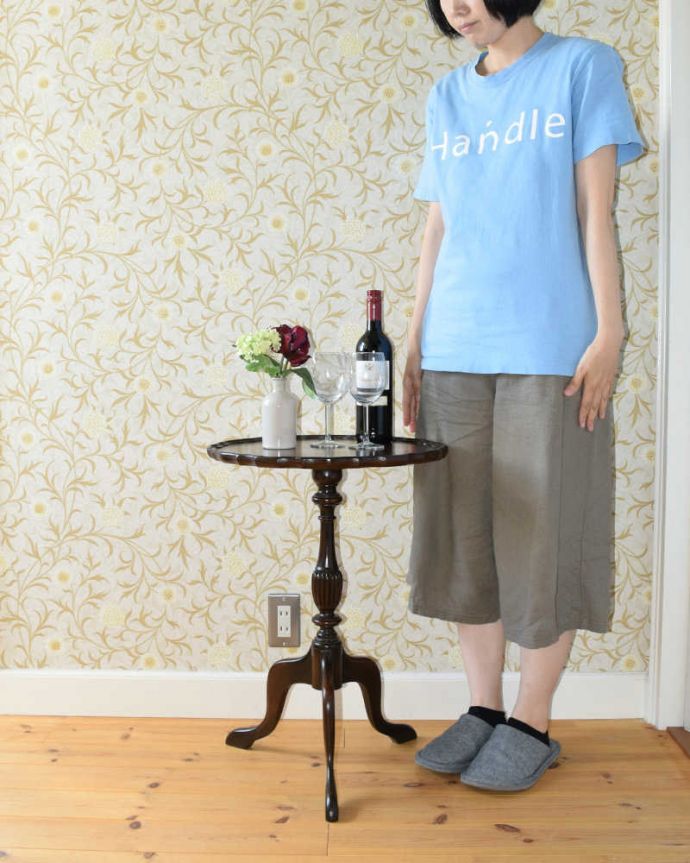 アンティークのテーブル アンティーク家具 手頃な小さいサイズのワインテーブル、マホガニー材のアンティーク家具。移動もラクラクどこでも使える小さなテーブル持ち運び便利なワインテーブル。(q-1152-f)