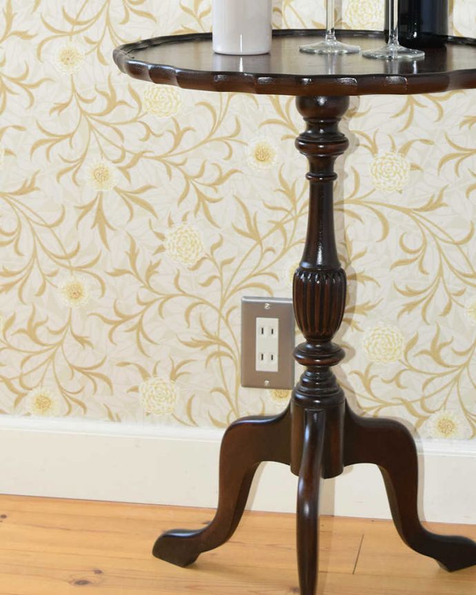 アンティークのテーブル アンティーク家具 手頃な小さいサイズのワインテーブル、マホガニー材のアンティーク家具。小さくてもアンティークの気品タップリ。(q-1152-f)