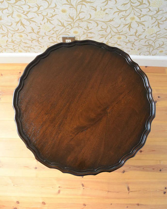 アンティークのテーブル アンティーク家具 手頃な小さいサイズのワインテーブル、マホガニー材のアンティーク家具。天板を上から見ると・・・天板はこんな感じです。(q-1152-f)