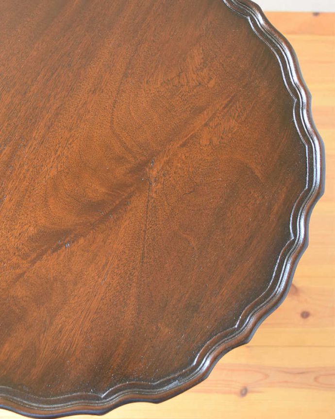 アンティークのテーブル アンティーク家具 手頃な小さいサイズのワインテーブル、マホガニー材のアンティーク家具。近づいてみるとこんな感じ。(q-1152-f)