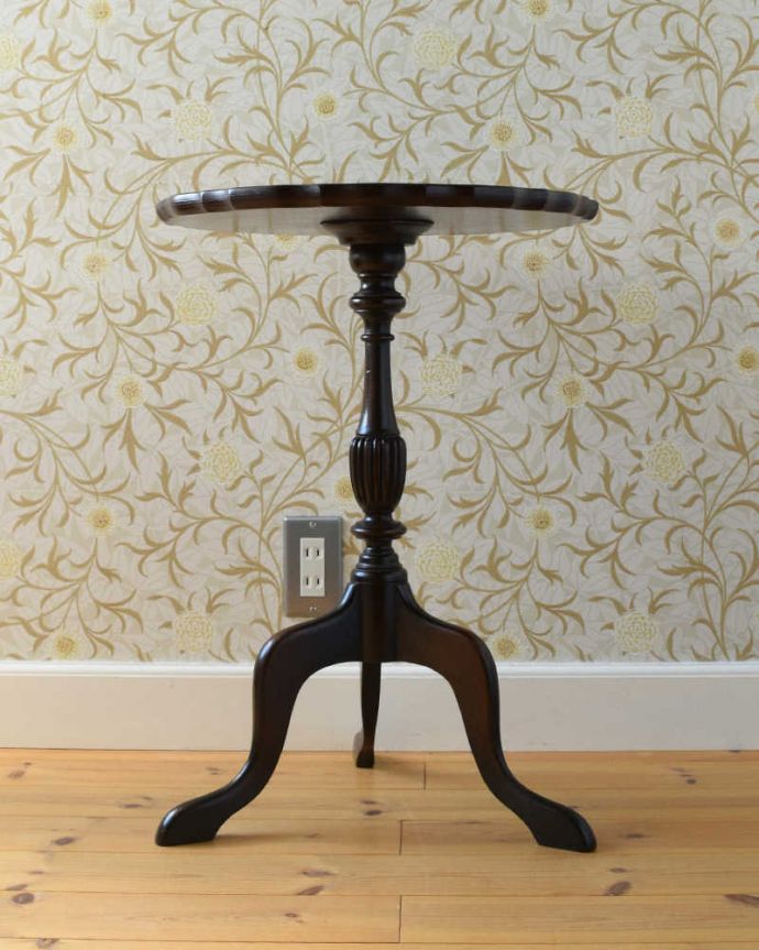 アンティークのテーブル アンティーク家具 手頃な小さいサイズのワインテーブル、マホガニー材のアンティーク家具。横から見てもステキ横から見るとこんな感じ。(q-1152-f)