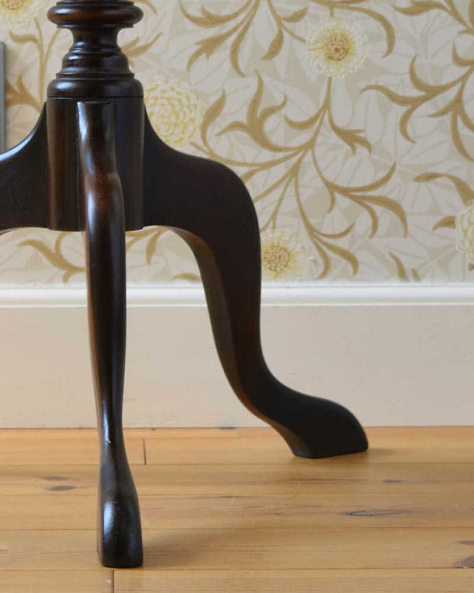 アンティークのテーブル アンティーク家具 手頃な小さいサイズのワインテーブル、マホガニー材のアンティーク家具。Handleの家具の脚の裏には・・・Handleのアンティーク家具は、床にキズが付かないよう脚の裏にフェルトキーパーをお付けしています。(q-1152-f)