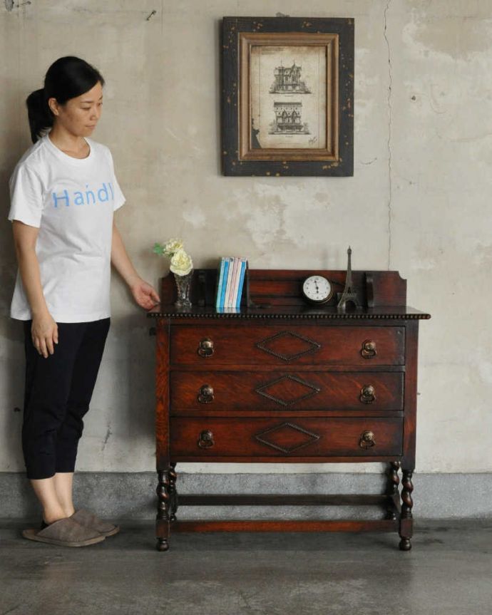 アンティークのチェスト アンティーク家具 アンティークの英国家具、ダイヤの装飾が付いたオーク材チェスト。英国アンティークらしい落ち着いたチェスト落ち着いた雰囲気が英国らしいアンティークのチェスト。(q-1153-f)