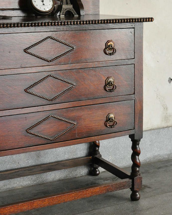 アンティークのチェスト アンティーク家具 アンティークの英国家具、ダイヤの装飾が付いたオーク材チェスト。見た目はもちろん、実用的に使って楽しみましょうアンティークのチェストは見た目はもちろん、たっぷり収納も出来る実力派なんです。(q-1153-f)