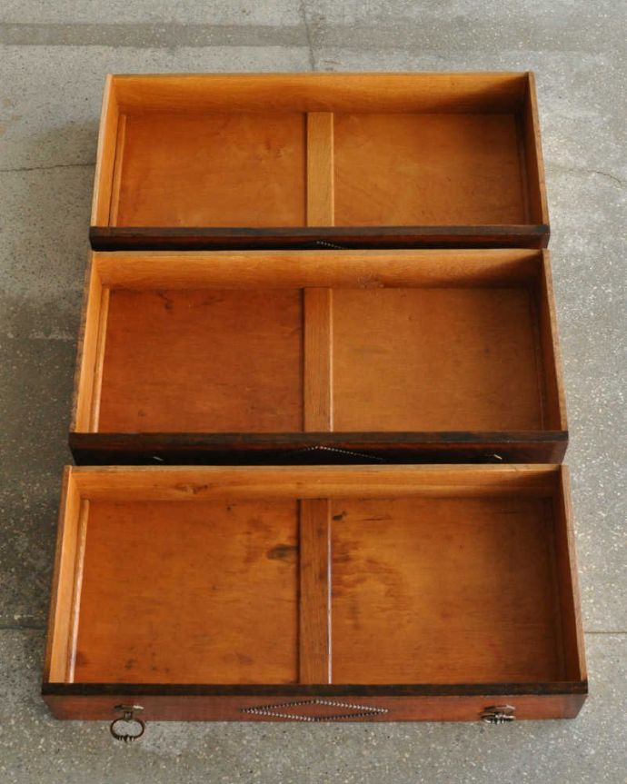 アンティークのチェスト アンティーク家具 アンティークの英国家具、ダイヤの装飾が付いたオーク材チェスト。何を入れてもいいようにキレイに修復しました!このタイプの修復には自信があります!引き出しの中も専門の職人がキレイに修復したので、お洋服はもちろん、いろんなものを収納して使えます。(q-1153-f)