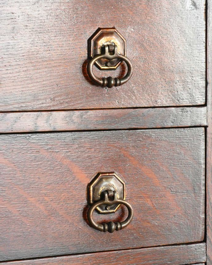 アンティークのチェスト アンティーク家具 アンティークの英国家具、ダイヤの装飾が付いたオーク材チェスト。開ける度にワクワク高級感漂うアンティークらしいデザインの取っ手。(q-1153-f)