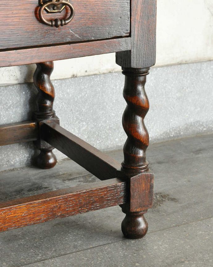 アンティークのチェスト アンティーク家具 アンティークの英国家具、ダイヤの装飾が付いたオーク材チェスト。女性1人でラクラク運べちゃう仕掛けHandleのアンティークは、脚の裏にフェルトキーパーをお付けしています。(q-1153-f)