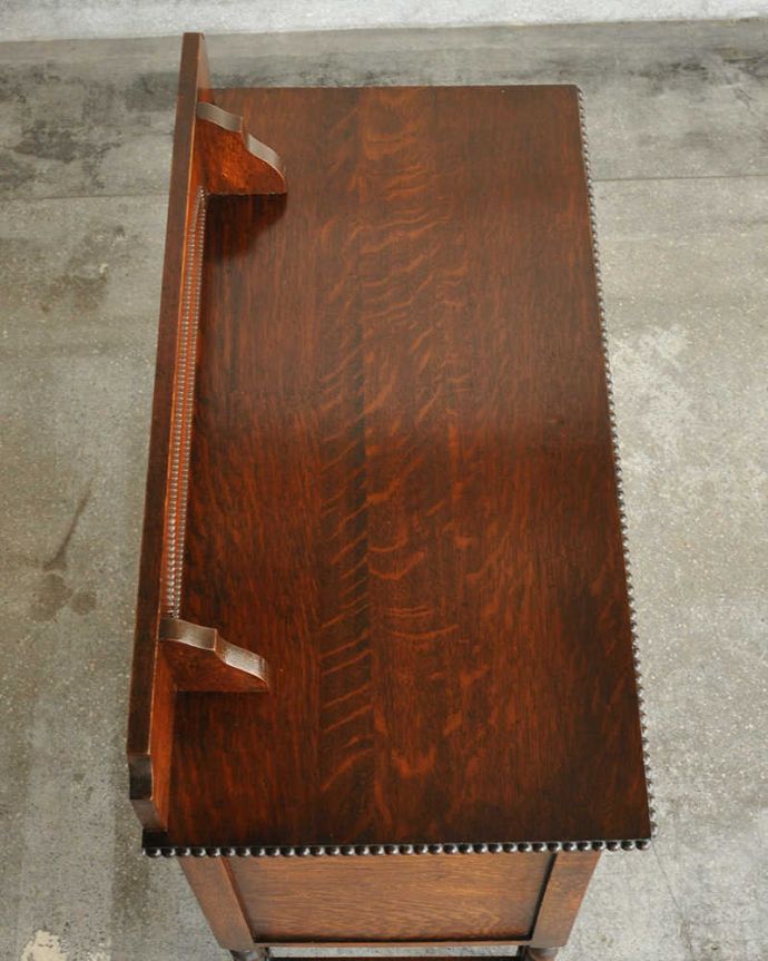 アンティークのチェスト アンティーク家具 アンティークの英国家具、ダイヤの装飾が付いたオーク材チェスト。何を置こうかな・・・?上から見ると、天板はこんな感じです。(q-1153-f)