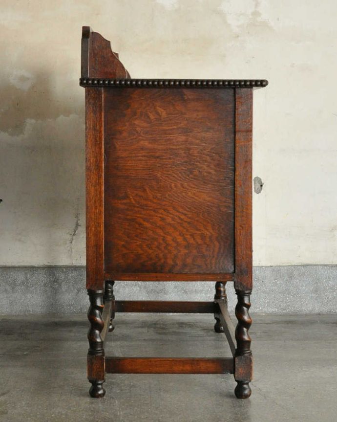 アンティークのチェスト アンティーク家具 アンティークの英国家具、ダイヤの装飾が付いたオーク材チェスト。横から見ると横から見るとこんな感じ。(q-1153-f)