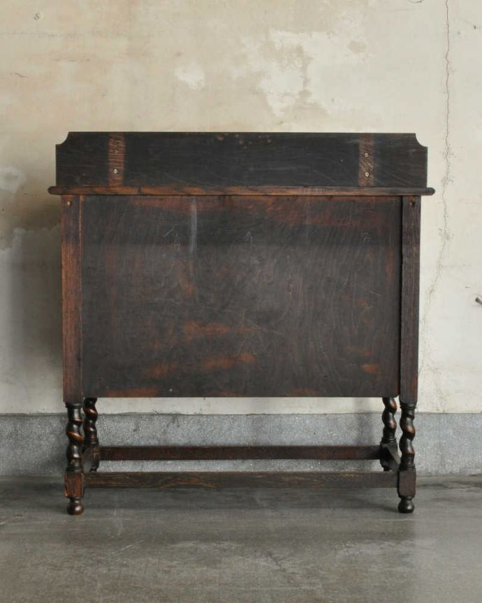 アンティークのチェスト アンティーク家具 アンティークの英国家具、ダイヤの装飾が付いたオーク材チェスト。後ろ姿にも自信アリ!アンティークは新品ではないので、経年変化によるキズはありますが、専門の職人がキレイにお直しをしたので後ろ姿にも自信があります。(q-1153-f)