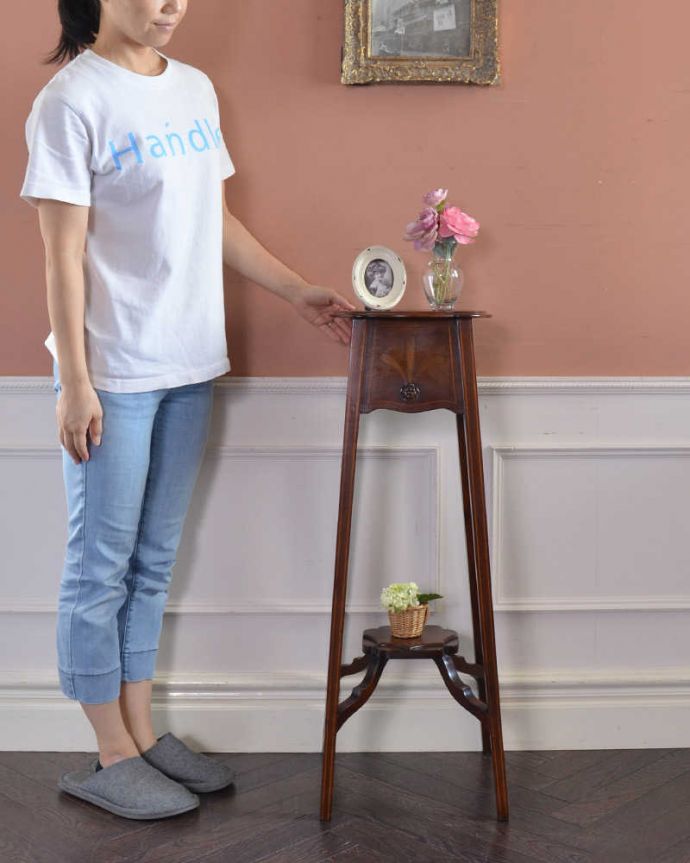 アンティークのテーブル　アンティーク家具　英国輸入の美しい小さなアンティーク家具、象嵌が美しいプランツスタンド。スラッと背が高く美しいプランツスタンドアンティーク家具の中でもさらに贅沢なアンティーク。(q-1155-f)