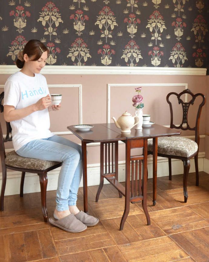 アンティークのテーブル アンティーク家具 格子の脚がお洒落なアンティーク英国家具、伸張式のゲートレッグテーブル。家族や友だちが集まったら、大きく広げて使いましょう!お友達とお茶したり、趣味の時間を過ごしたり、夫婦で食事をしたり・・・大きさを変えていろんな使い方が楽しめます。(q-1156-f)