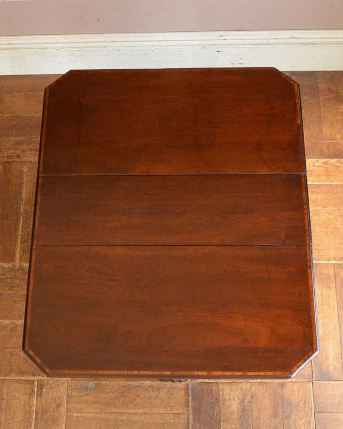 アンティークのテーブル アンティーク家具 格子の脚がお洒落なアンティーク英国家具、伸張式のゲートレッグテーブル。上から見ると、天板には美しすぎる木の模様広げた状態で天板を見てみるとこんな感じ。(q-1156-f)