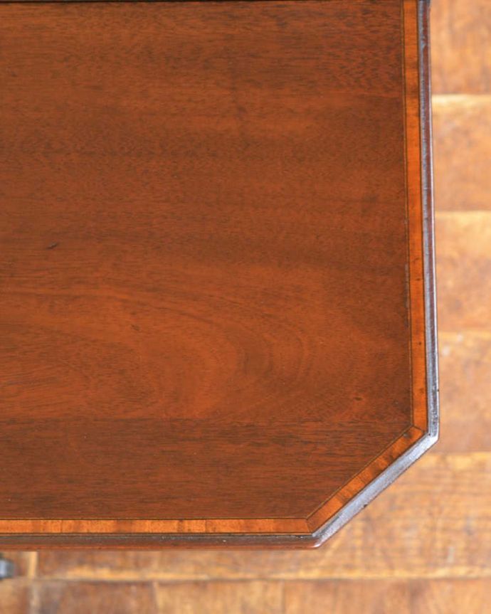 アンティークのテーブル アンティーク家具 格子の脚がお洒落なアンティーク英国家具、伸張式のゲートレッグテーブル。近づいて見てみると、天板はこんな感じです。(q-1156-f)