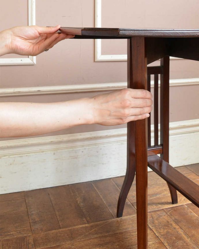 アンティークのテーブル アンティーク家具 格子の脚がお洒落なアンティーク英国家具、伸張式のゲートレッグテーブル。あっという間にサイズが変えれます。(q-1156-f)