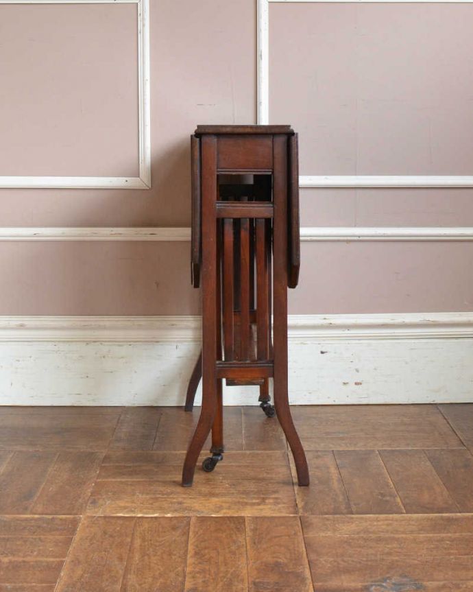 アンティークのテーブル アンティーク家具 格子の脚がお洒落なアンティーク英国家具、伸張式のゲートレッグテーブル。横から見てもステキ閉じるとこんなにコンパクトになるので、壁に付けて片付けることも可能です。(q-1156-f)