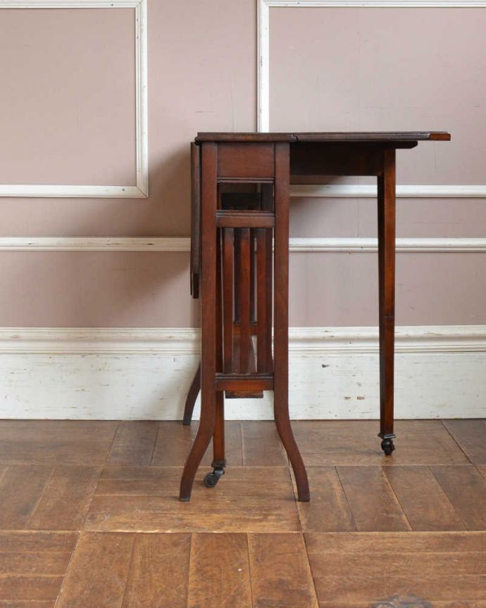 アンティークのテーブル アンティーク家具 格子の脚がお洒落なアンティーク英国家具、伸張式のゲートレッグテーブル。片方だけ開いても・・・普段は折り曲げておいてパソコンをする時は広げて使ったり…。(q-1156-f)