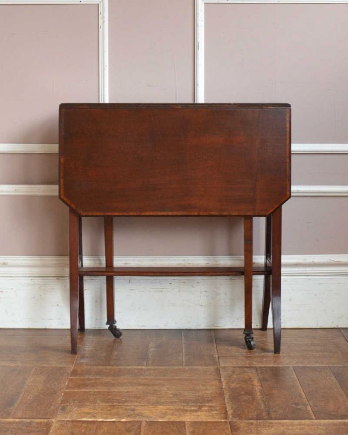 アンティークのテーブル アンティーク家具 格子の脚がお洒落なアンティーク英国家具、伸張式のゲートレッグテーブル。天板を閉じたらこんな感じ角が尖っていないので、小さなお子さまのいるお家でも安心です。(q-1156-f)