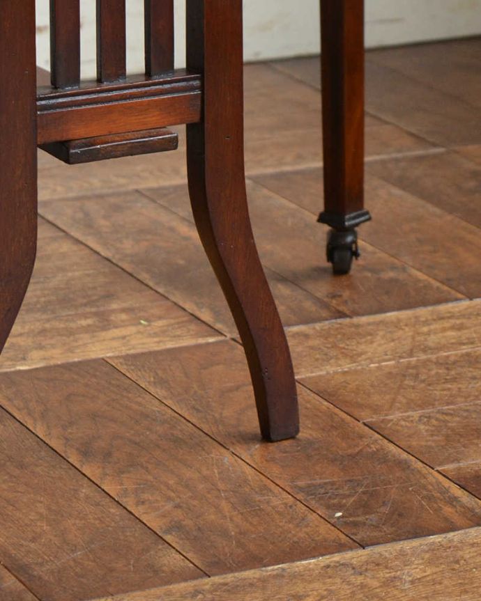 アンティークのテーブル アンティーク家具 格子の脚がお洒落なアンティーク英国家具、伸張式のゲートレッグテーブル。持ち上げなくても移動できます!Handleのアンティークは、脚の裏にフェルトキーパーをお付けしていますので、持ち上げなくても床を滑らせて移動させることが出来ます。(q-1156-f)