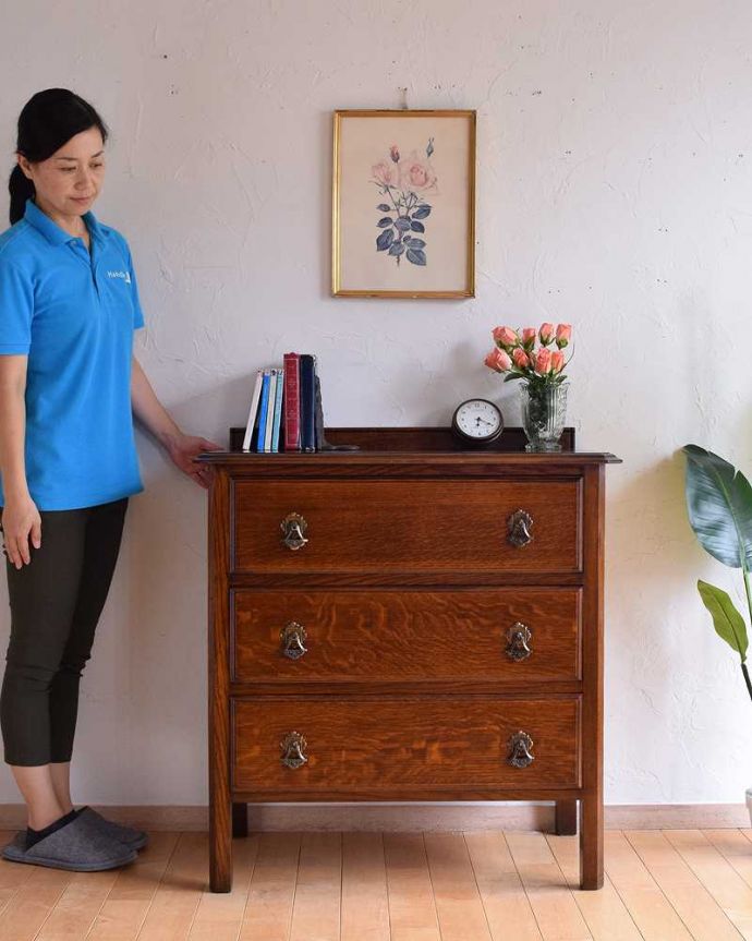 アンティークのチェスト　アンティーク家具　英国スタイルのインテリアに、オーク材のアンティーク3段チェスト 。英国アンティークらしい落ち着いたチェストチョコレート色の落ち着いた雰囲気が英国らしいアンティークのチェスト。(q-1158-f)