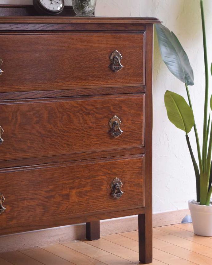 アンティークのチェスト　アンティーク家具　英国スタイルのインテリアに、オーク材のアンティーク3段チェスト 。見た目はもちろん、実用的に使って楽しみましょうアンティークのチェストは見た目はもちろん、たっぷり収納も出来る実力派なんです。(q-1158-f)