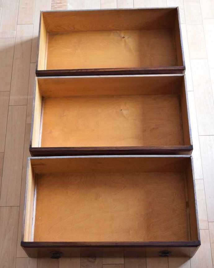 アンティークのチェスト　アンティーク家具　英国スタイルのインテリアに、オーク材のアンティーク3段チェスト 。何を入れてもいいようにキレイに修復しました！このタイプの修復には自信があります！引き出しの中も専門の職人がキレイに修復したので、お洋服はもちろん、いろんなものを収納して使えます。(q-1158-f)