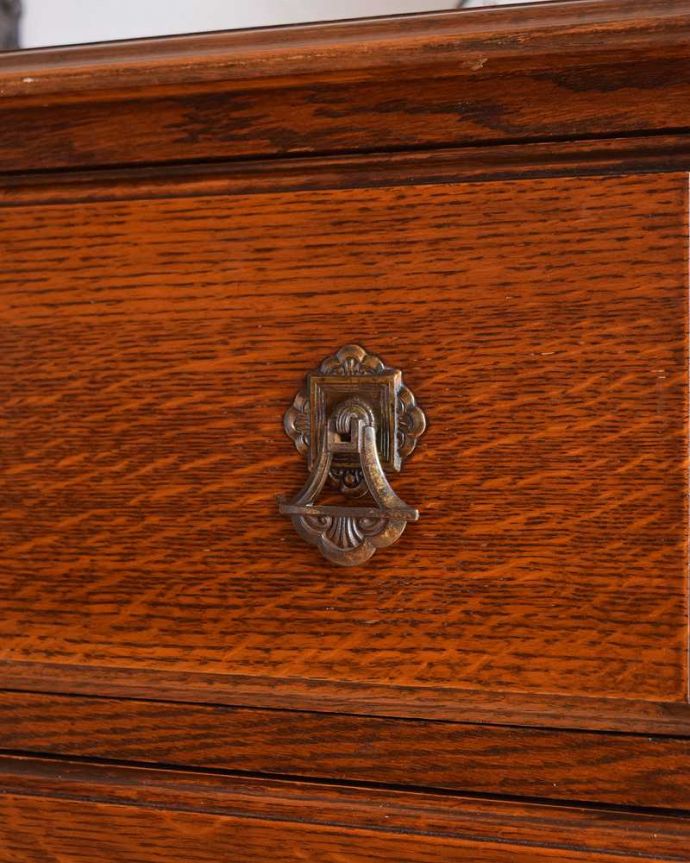 アンティークのチェスト　アンティーク家具　英国スタイルのインテリアに、オーク材のアンティーク3段チェスト 。開ける度にワクワク高級感漂うアンティークらしいデザインの取っ手。(q-1158-f)