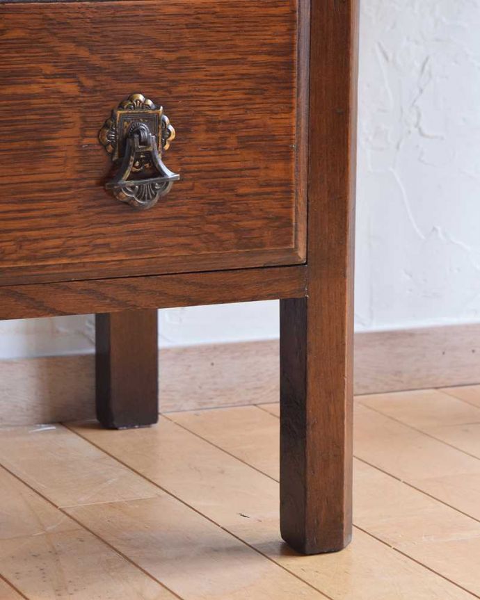 アンティークのチェスト　アンティーク家具　英国スタイルのインテリアに、オーク材のアンティーク3段チェスト 。女性1人でラクラク運べちゃう仕掛けHandleのアンティークは、脚の裏にフェルトキーパーをお付けしています。(q-1158-f)