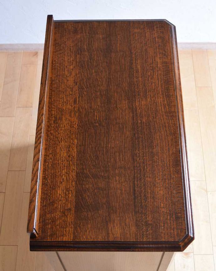 アンティークのチェスト　アンティーク家具　英国スタイルのインテリアに、オーク材のアンティーク3段チェスト 。何を置こうかな･･･？上から見ると、天板はこんな感じです。(q-1158-f)