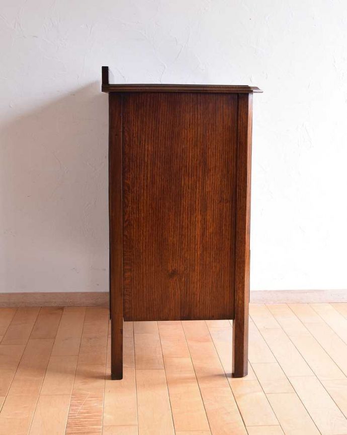 アンティークのチェスト　アンティーク家具　英国スタイルのインテリアに、オーク材のアンティーク3段チェスト 。横から見ると横から見るとこんな感じ。(q-1158-f)