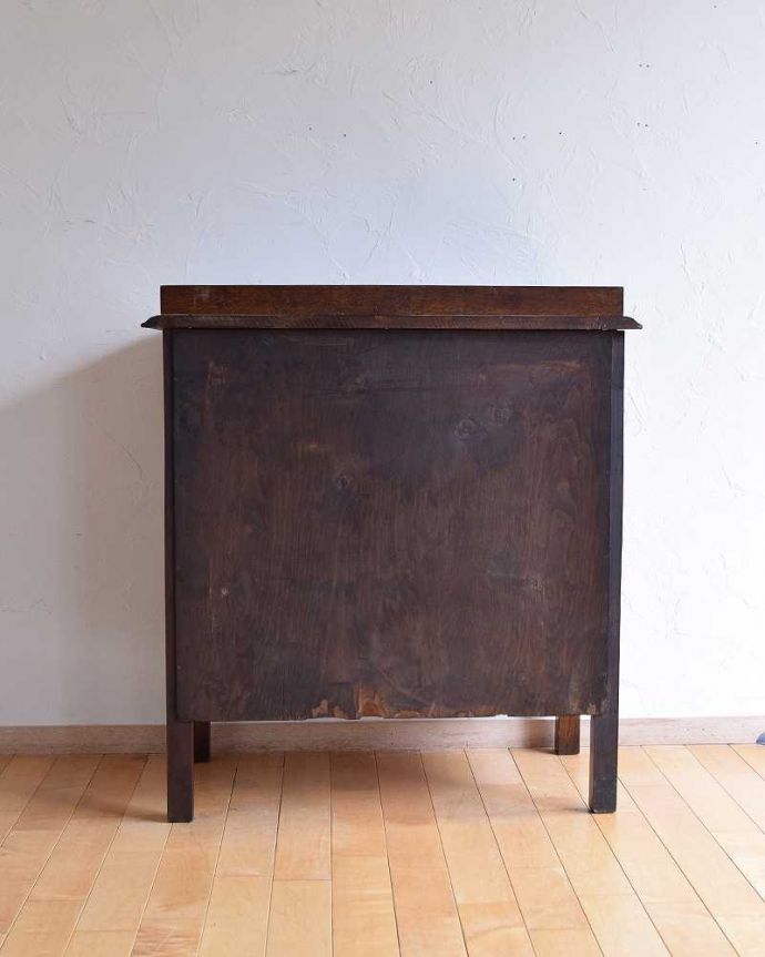 アンティークのチェスト　アンティーク家具　英国スタイルのインテリアに、オーク材のアンティーク3段チェスト 。後ろ姿にも自信アリ！アンティークは新品ではないので、経年変化によるキズはありますが、専門の職人がキレイにお直しをしたので後ろ姿にも自信があります。(q-1158-f)