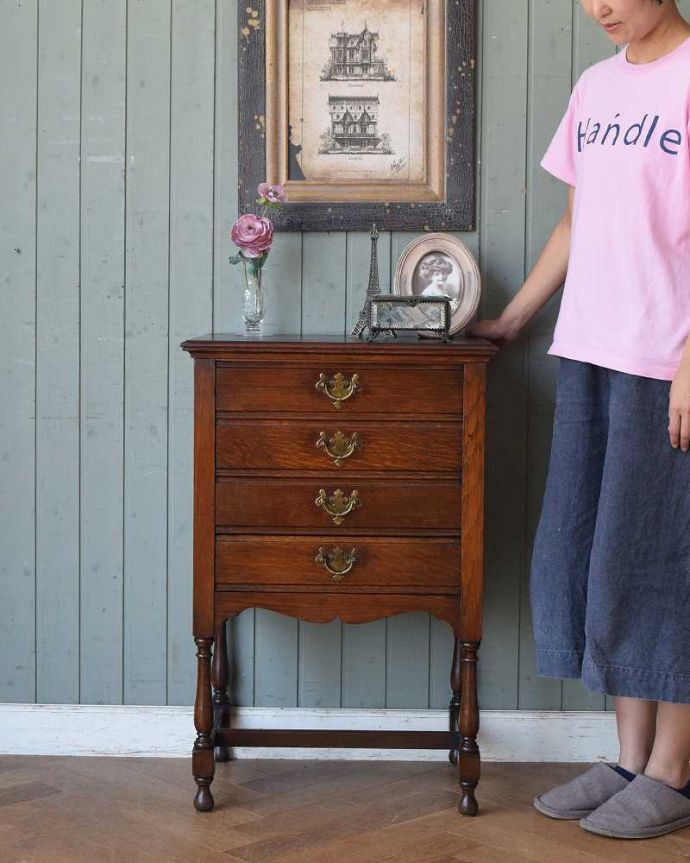 アンティークのチェスト　アンティーク家具　クラシックな英国のアンティーク家具、脚の装飾がとても美しいチェスト。大人の雰囲気漂う英国スタイルのチェスト。(q-1159-f)
