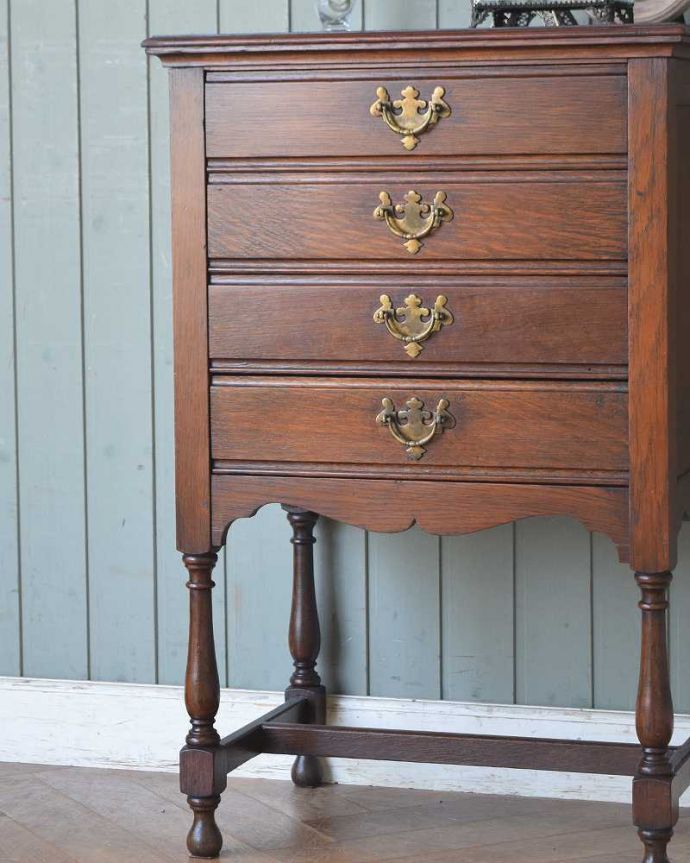 アンティークのチェスト　アンティーク家具　クラシックな英国のアンティーク家具、脚の装飾がとても美しいチェスト。スリムなので置く場所を選びません！ほんの少し置く場所があれば置けるスリムなサイズのチェスト。(q-1159-f)